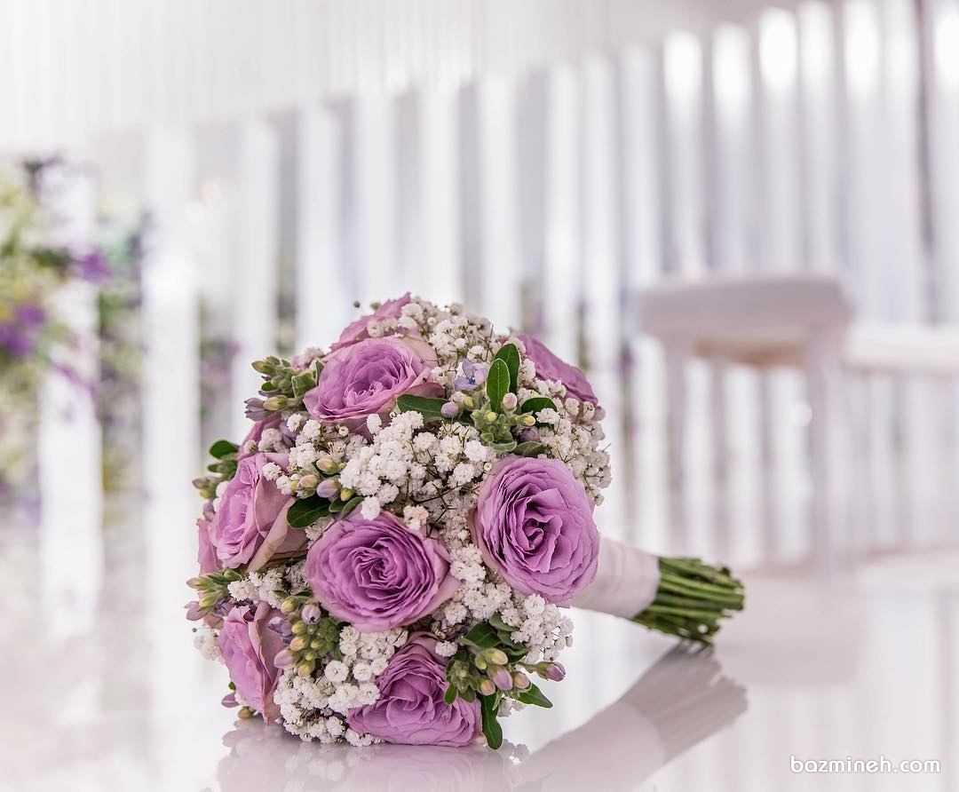 دسته گل زیبای عروس خانم های خوش سلیقه با رزهای بنفش