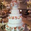 کیک چند طبقه باشکوه بزم ازدواج و تزئین زیبای آن با گل های طبیعی