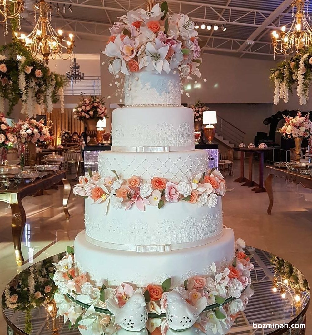 کیک چند طبقه باشکوه بزم ازدواج و تزئین زیبای آن با گل های طبیعی