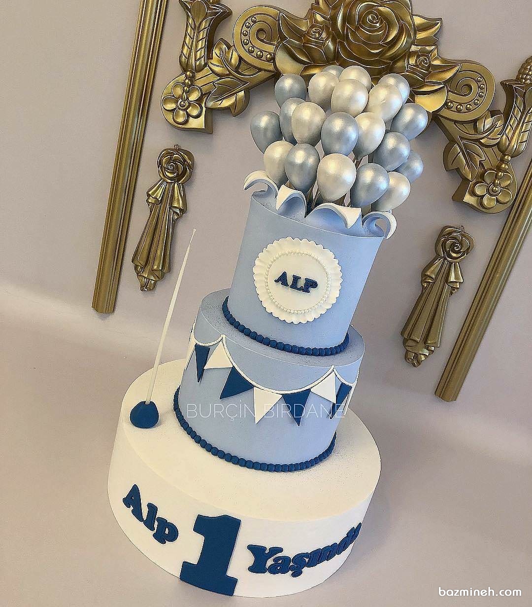 کیک جالب جشن تولد یکسالگی پسرانه با تم سفید آبی