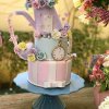 کیک فوندانت جشن تولد دخترانه با تم آلیس در سرزمین عجایب