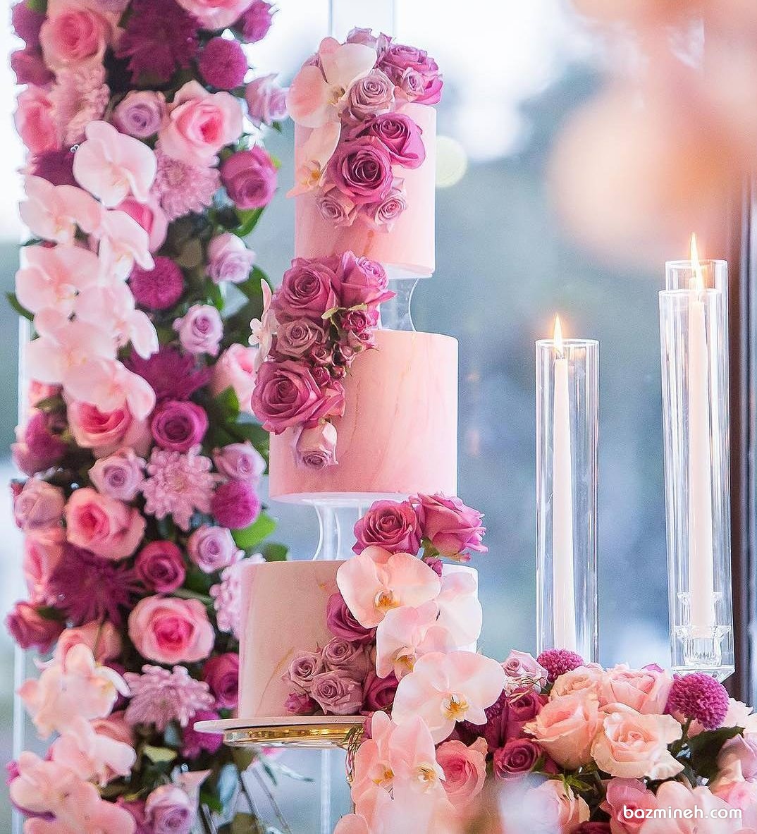 کیک زیبای جشن نامزدی تزیین شده با گل های رز و ارکیده صورتی طبیعی