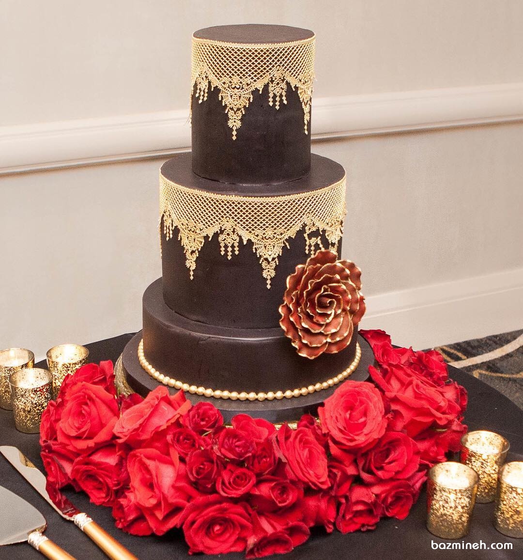 کیک لوکس جشن نامزدی یا سالگرد ازدواج به رنگ مشکی و تزیین طلایی