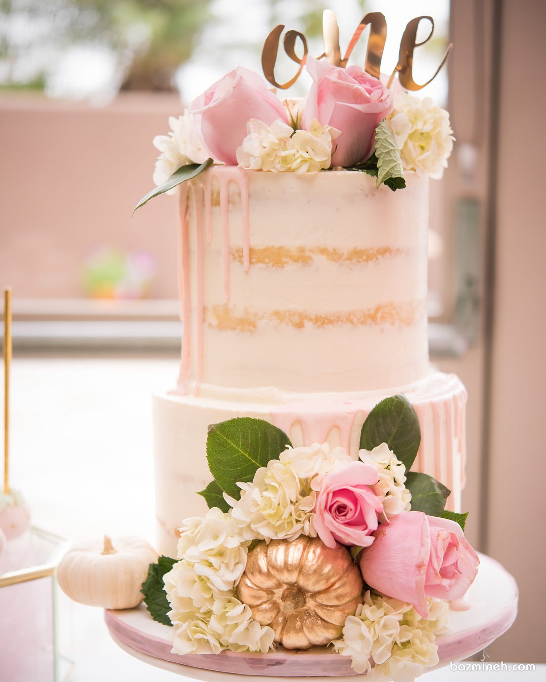تزئین کیک جشن سالگرد ازدواج با گل های طبیعی