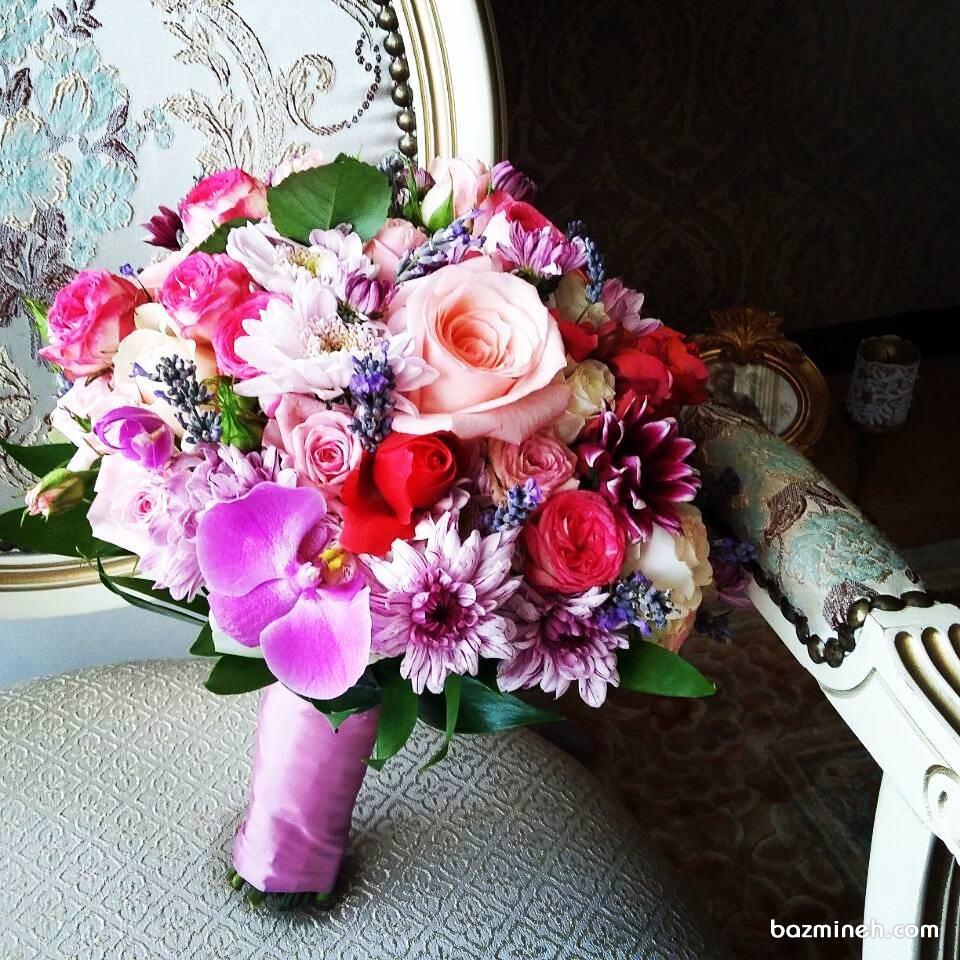 دسته گل زیبای عروس با گل های رنگی بهاری