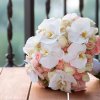 دسته گل خاص عروس با گل های ارکیده سفید و غنچه های رز صورتی