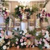دکوراسیون شیک جشن تولد یا نامزدی همراه با گل آرایی زیبا با رنگ های ملایم سفید، صورتی و گلبهی