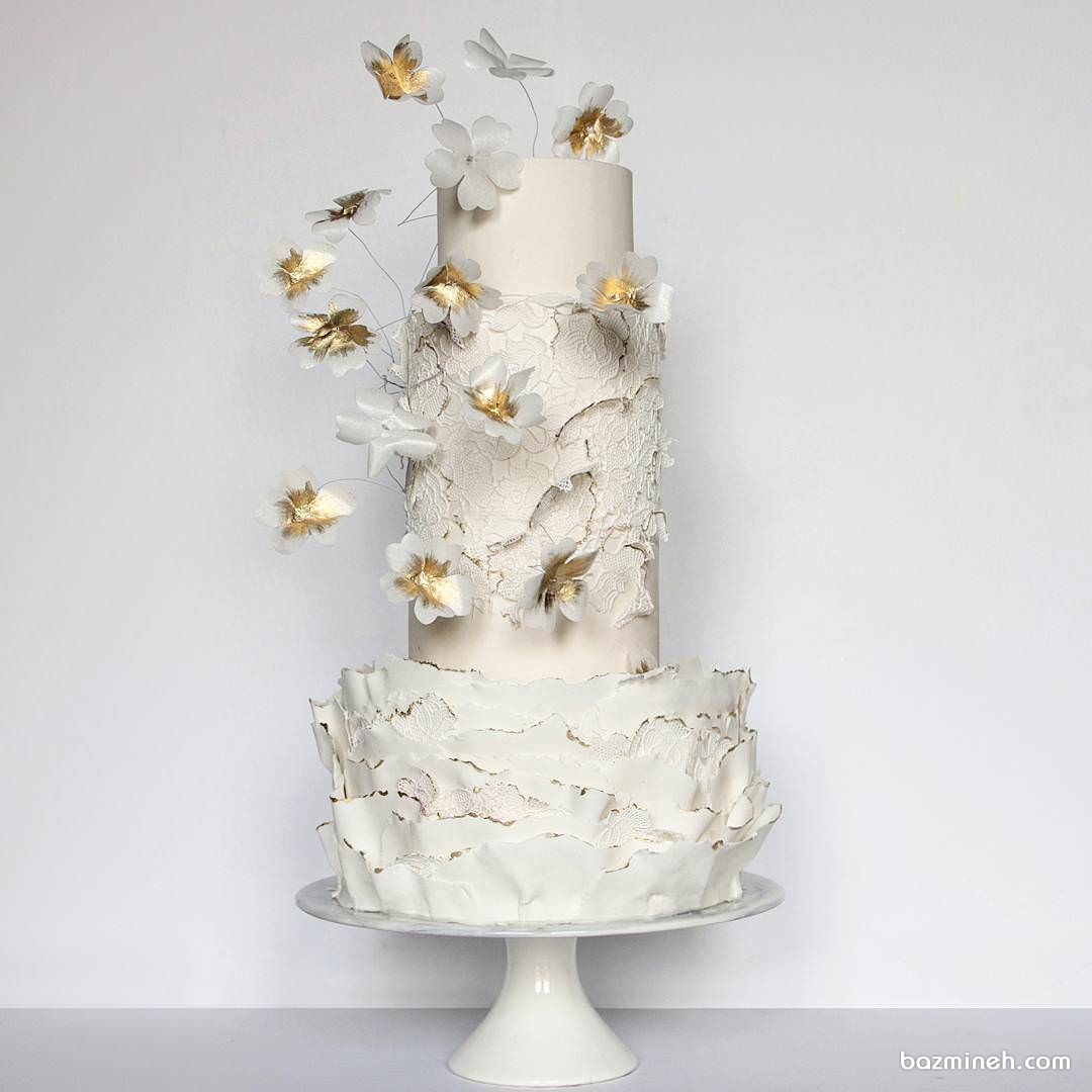 کیک چندطبقه زیبای جشن نامزدی با گل های کاغذی سفید طلایی