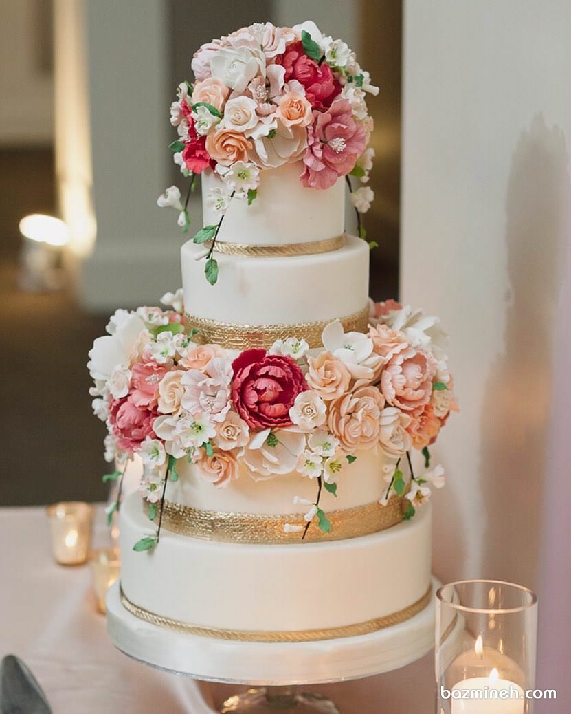 کیک چندطبقه زیبای جشن نامزدی با گل های تزیینی رنگی