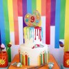 کیک فوندانت جشن تولد کودک با تم پالت و رنگ روغن و ایده جالب پاپ کیک های چوبی به شکل قلمو رنگی