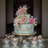 کیک و کاپ کیک های کلاسیک و منحصر به فرد با گل های تزئینی زیبا مناسب برای جشن تولد یا نامزدی