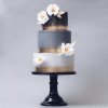 کیک متفاوت و زیبای بزم نامزدی با طرح های طلایی و گل های سفید
