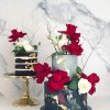 کیک و مینی کیک شیک تزئین شده با گل های رز قرمز و سفید، طرح های طلایی مناسب برای جشن تولد یا سالگرد ازدواج