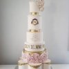 کیک باشکوه جشن نامزدی یا عروسی با طرح های طلایی و گل های خامه ای صورتی