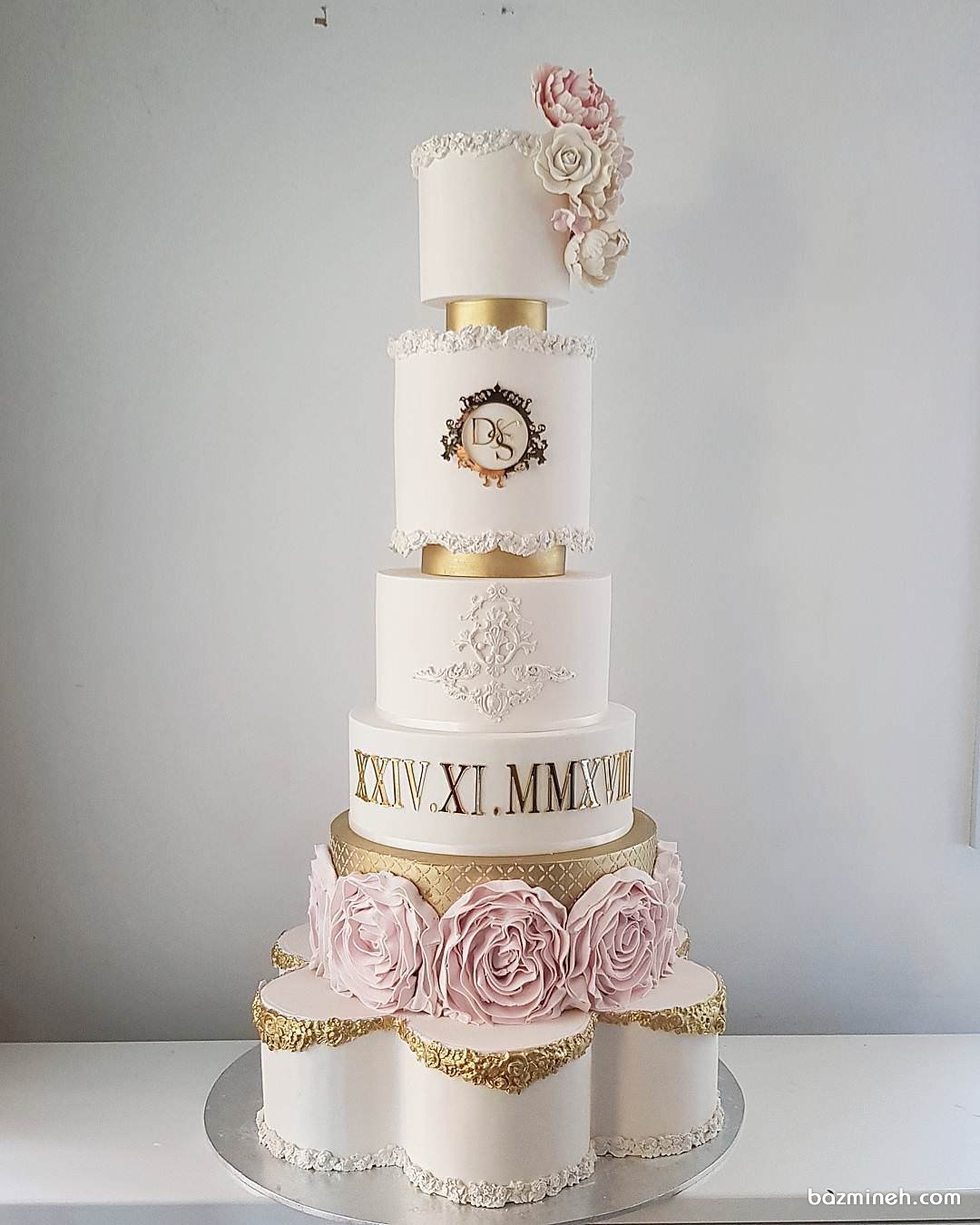 کیک باشکوه جشن نامزدی یا عروسی با طرح های طلایی و گل های خامه ای صورتی