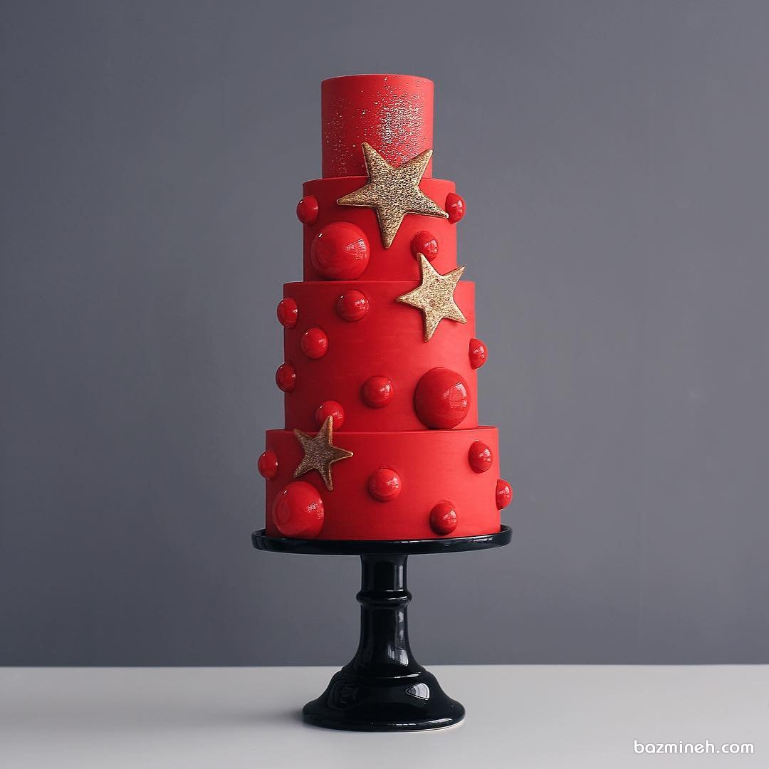 کیک خاص جشن تولد با تم قرمز تزئین شده با ستاره های طلایی