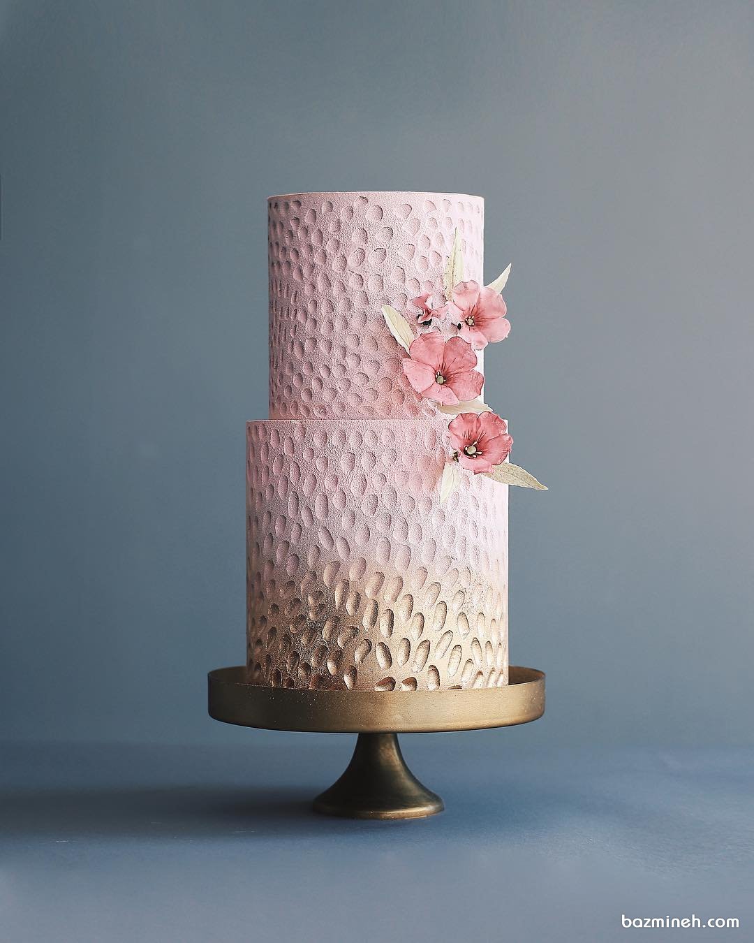 کیک فانتزی جشن تولد یا سالگرد ازدواج با تم صورتی طلایی