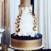 کیک لوکس جشن نامزدی یا سالگرد ازدواج با تم سفید مشکی و طرح های خاص طلایی