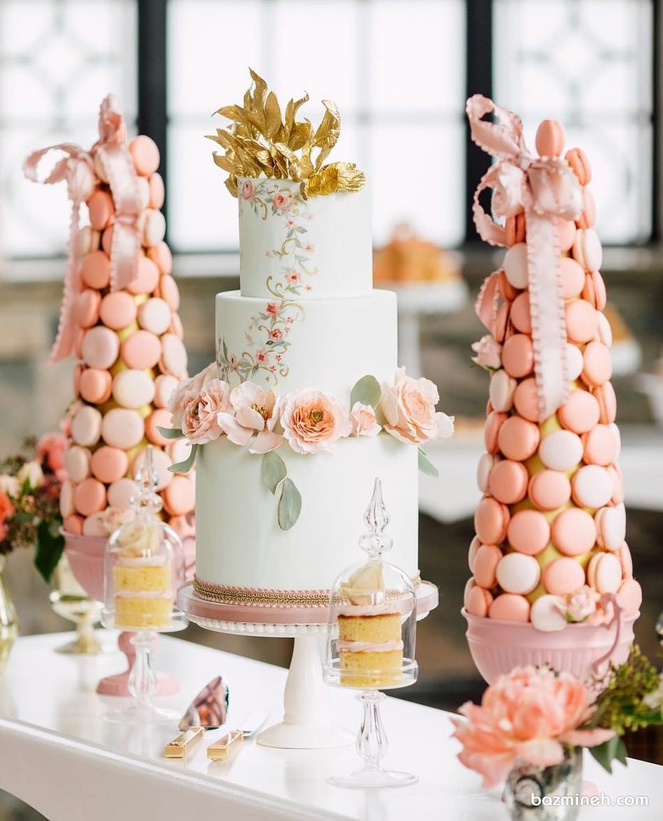 کیک زیبای جشن تولد یا نامزدی تزیین شده با گل به همراه برج های ماکارون (Macaron Tower) با تم گلبهی