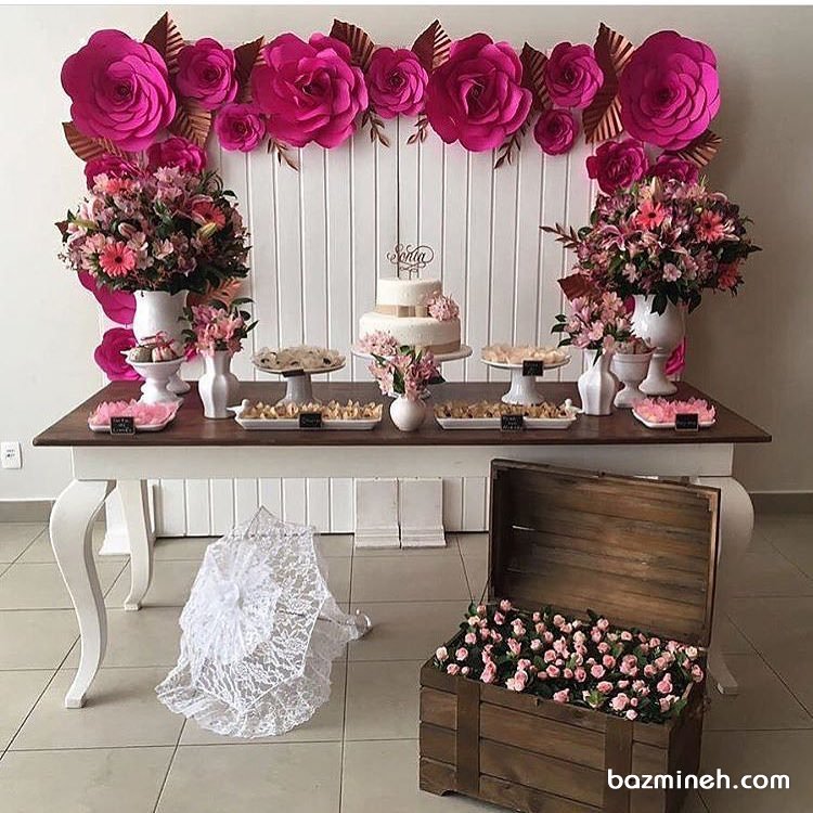 دکوراسیون ساده و شیک جشن تولد دخترونه تزئین شده با گل های زیبای کاغذی سرخابی