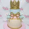کیک فوندانت فانتزی جشن بیبی شاور تزیین شده با تاج و پاپیون طلایی