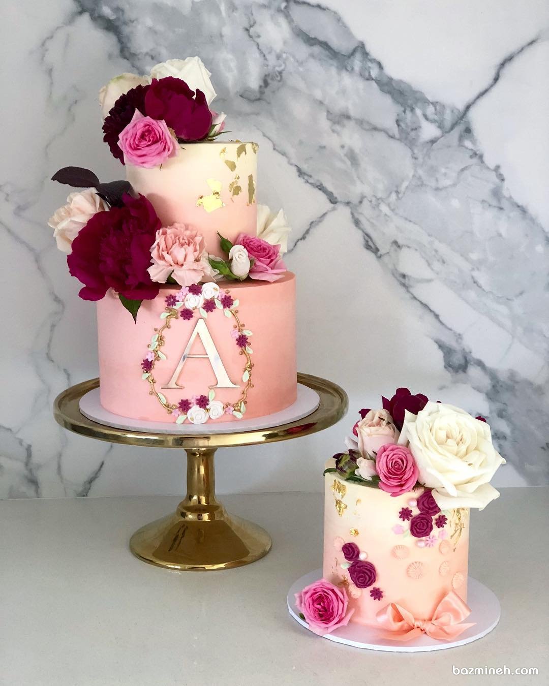 کیک و مینی کیک زیبای جشن تولد تزئین شده با گل های رز طبیعی