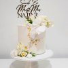 کیک خاص و زیبای جشن نامزدی تزئین شده با گل های رز و ارکیده طبیعی