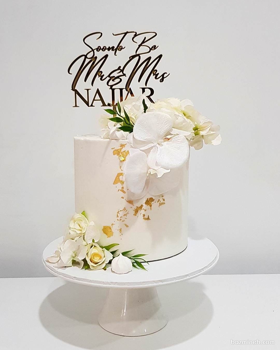 کیک خاص و زیبای جشن نامزدی تزئین شده با گل های رز و ارکیده طبیعی