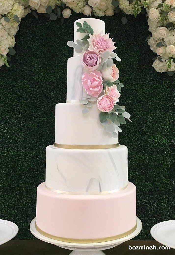 کیک چند طبقه رمانتیک جشن نامزدی تزئین شده با گل های صورتی