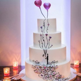 کیک چند طبقه منحصر به فرد جشن نامزدی یا ازدواج با تم بادکنک های قلبی