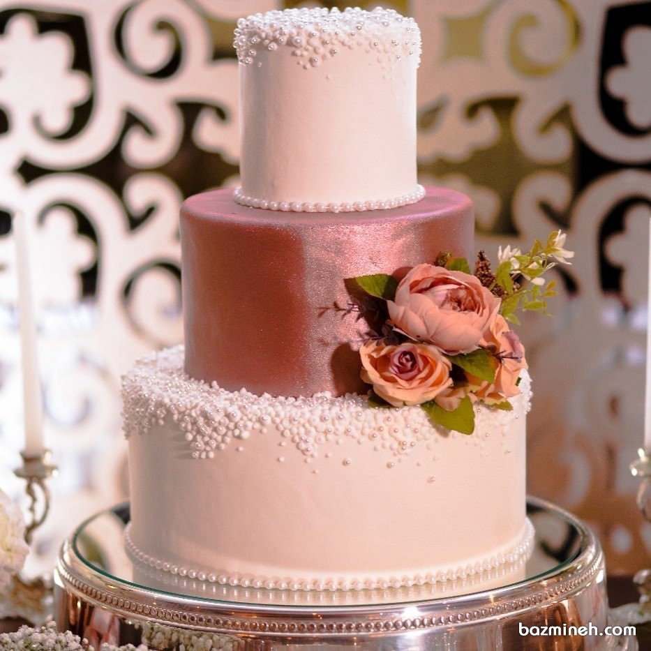 کیک سه طبقه جشن نامزدی یا سالگرد ازدواج تزیین شده با گل های زیبا