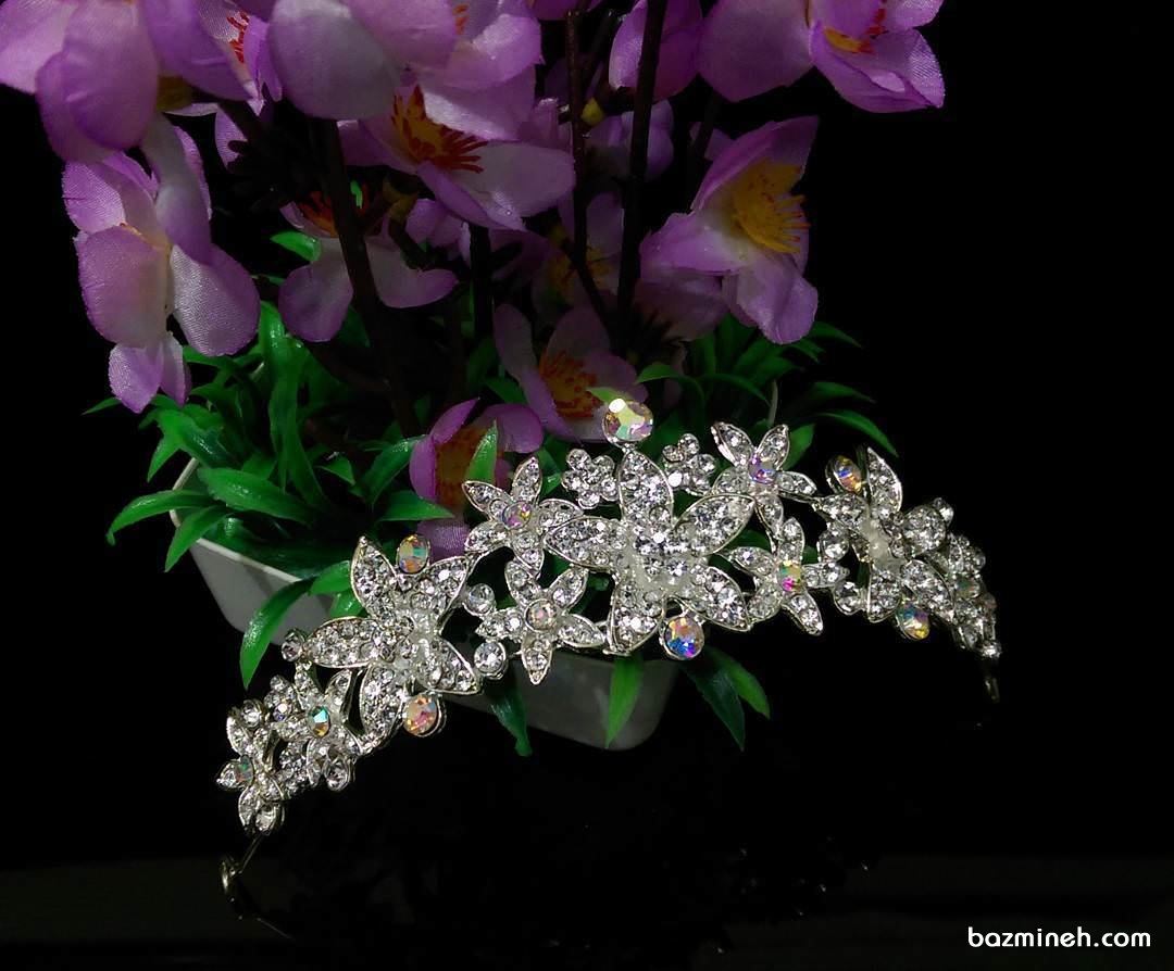 تاج فانتزی عروس با گل های سنگ دار زیبا مناسب برای مدل موهای فر