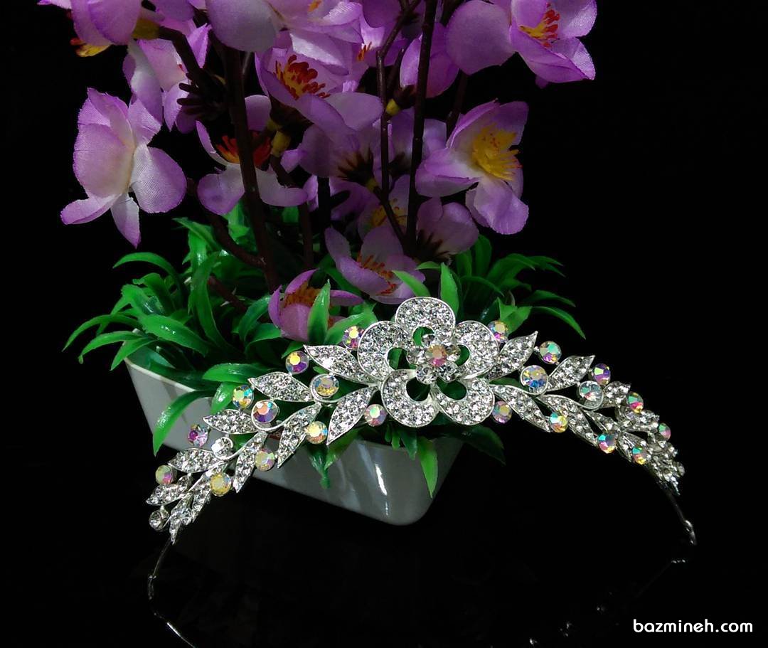تاج ساده عروس با طرح گل مناسب برای مدل شینیون باز