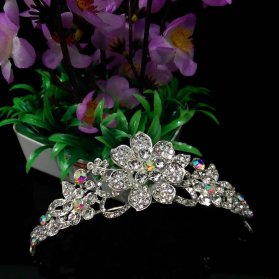 مدل تاج عروس ساده و شیک با طرح گل مناسب برای عروس خانم ها در مراسم نامزدی یا عروسی