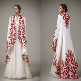 مدل مانتو جلو باز با طرح های خاص قرمز که جلوه ای ویژه به این مانتو داده، پیشنهادی زیبا برای عروس خانم ها در مراسم عقد محضری