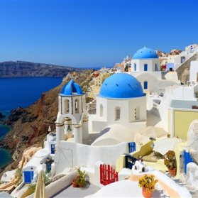 جزیره زیبای Santorini  یک پیشنهاد خارق العاده برای سفر ماه عسل است. جزیره ای در جنوب شرقی یونان که به باور بعضی ها، شهر افسانه ای گمشده آتلانتیس است. 