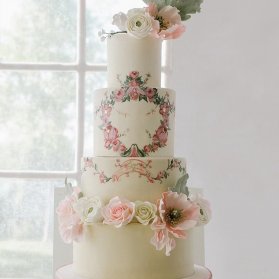 کیک چند طبقه و خاص جشن نامزدی یا سالگرد ازدواج تزیین شده با گل های رمانتیک صورتی و کرم