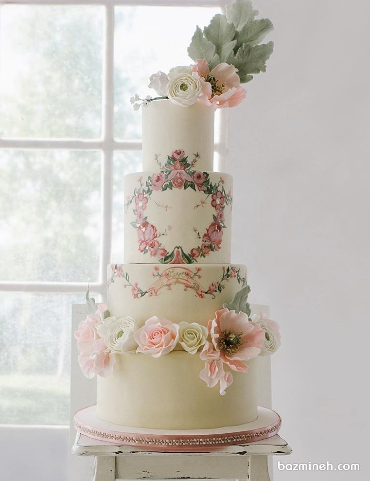 کیک چند طبقه و خاص جشن نامزدی یا سالگرد ازدواج تزیین شده با گل های رمانتیک صورتی و کرم