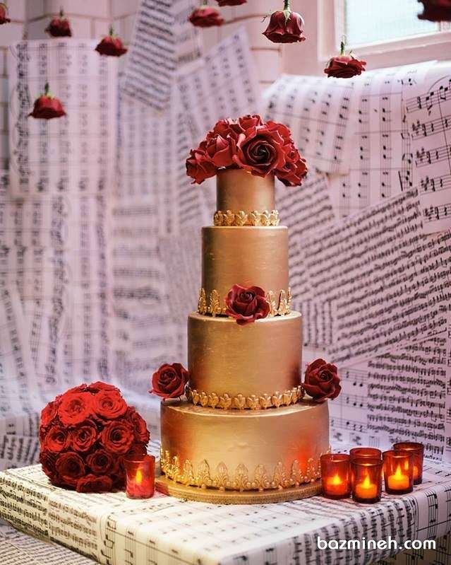 کیک چند طبقه جشن نامزدی یا عروسی با تم طلایی تزیین شده با رزهای قرمز 