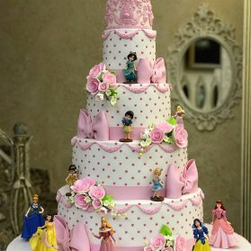 کیک چند طبقه فانتزی جشن تولد دخترانه با تم پرنسس های دیزنی