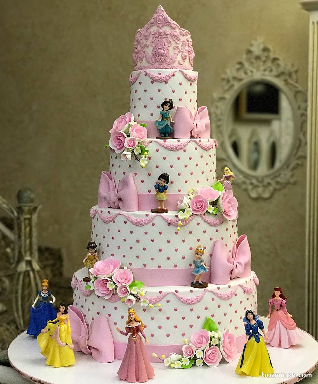 کیک چند طبقه فانتزی جشن تولد دخترانه با تم پرنسس های دیزنی