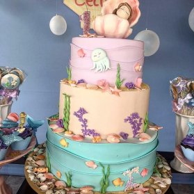 کیک چند طبقه جشن تولد یکسالگی دخترانه با تم صدف و موجودات دریایی