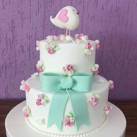 کیک فانتزی جشن تولد دخترانه تزیین شده با غنچه های سفید صورتی