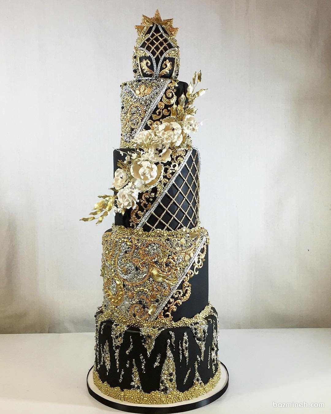 کیک شیک جشن نامزدی یا عروسی به رنگ مشکی تزیین شده با طرح های خاص طلایی