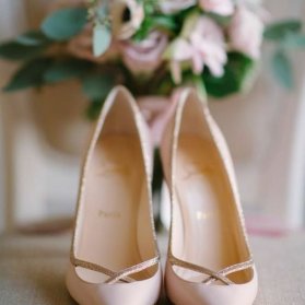 کفش پاشنه بلند نوک تیز کرم رنگ مناسب برای عروس خانم های ساده پسند