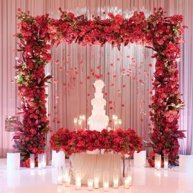گل آرایی و شمع آرایی منحصر به فرد جایگاه کیک جشن عروسی با گل های طبیعی قرمز