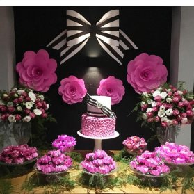 دکوراسیون زیبای جشن تولد دخترانه با تم صورتی مشکی و ایده درست کردن گل های کاغذی برای تزیین