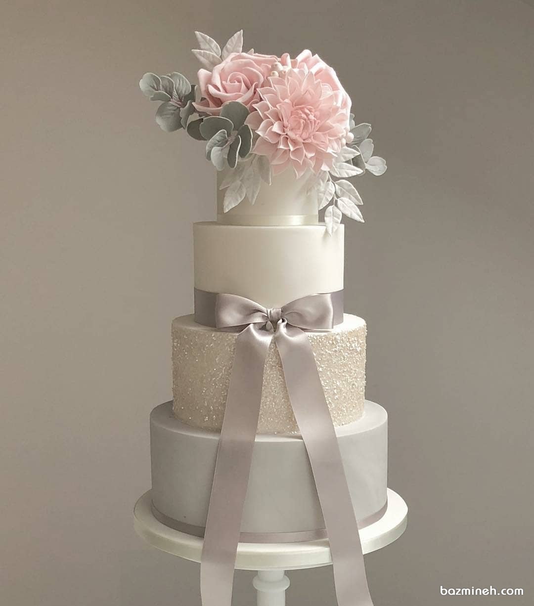 کیک چند طبقه جشن نامزدی، عروسی یا سالگرد ازدواج تزیین شده با گل های صورتی و پاپیون
