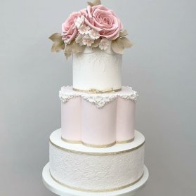 کیک چند طبقه جشن نامزدی یا سالگرد ازدواج با تم سفید صورتی تزیین شده با گل های رز صورتی