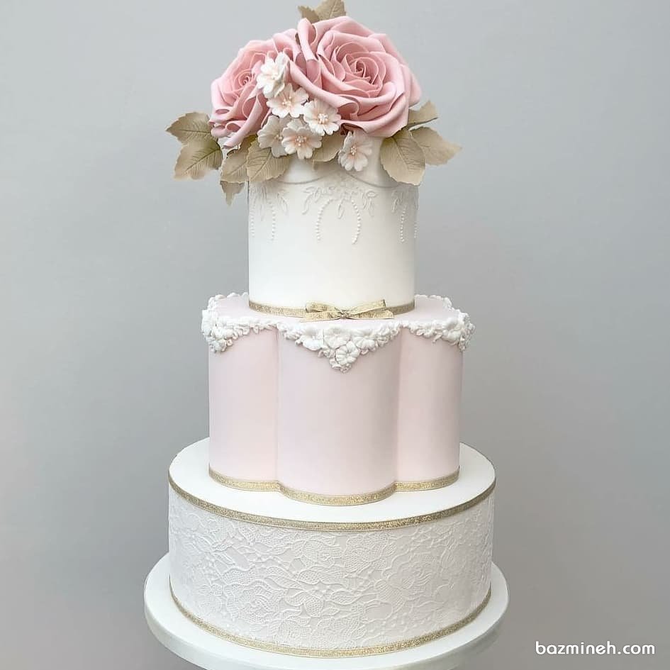 کیک چند طبقه جشن نامزدی یا سالگرد ازدواج با تم سفید صورتی تزیین شده با گل های رز صورتی